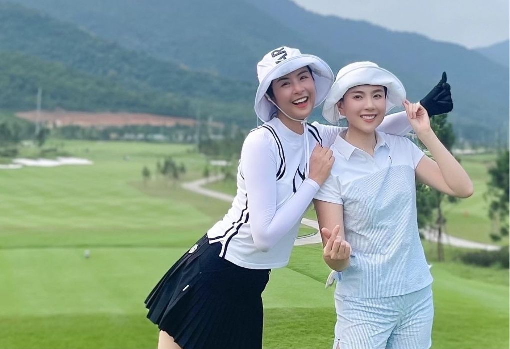 HOA HẬU NGỌC HÂN VÀ MC MAI NGỌC KHOE ẢNH HẸN HÒ DỊP LỄ “VUI HẾT NẤC”